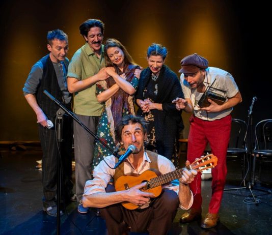 Letos bo festival obogatil obsežen spremljevalni program, v okviru katerega bo gostovala tudi očarljiva hrvaška predstava o časih, krajih in ljudeh Sredozemlja Mediteranski brevir, na valovih radia Mediteran.