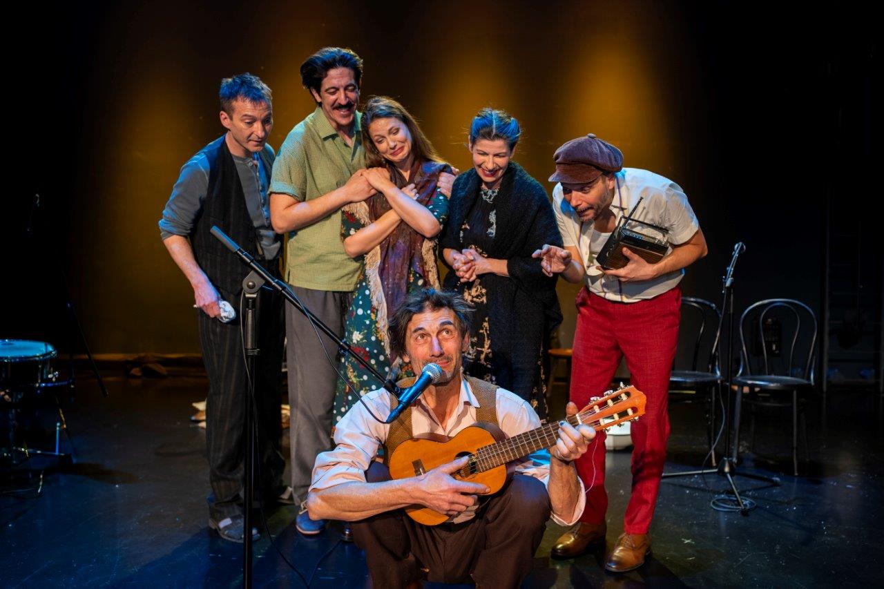 Letos bo festival obogatil obsežen spremljevalni program, v okviru katerega bo gostovala tudi očarljiva hrvaška predstava o časih, krajih in ljudeh Sredozemlja Mediteranski brevir, na valovih radia Mediteran.